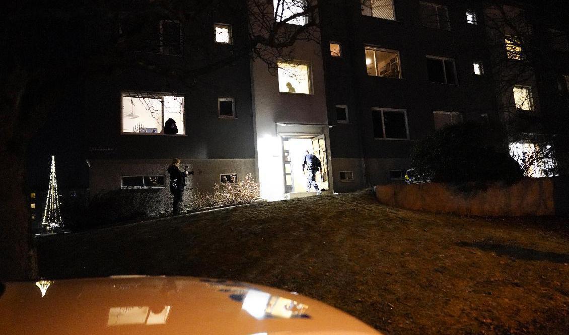 Polis på plats vid flerfamiljshuset på Hisingen där en man tagit en person gisslan i en lägenhet. Foto: Björn Larsson Rosvall/TT
