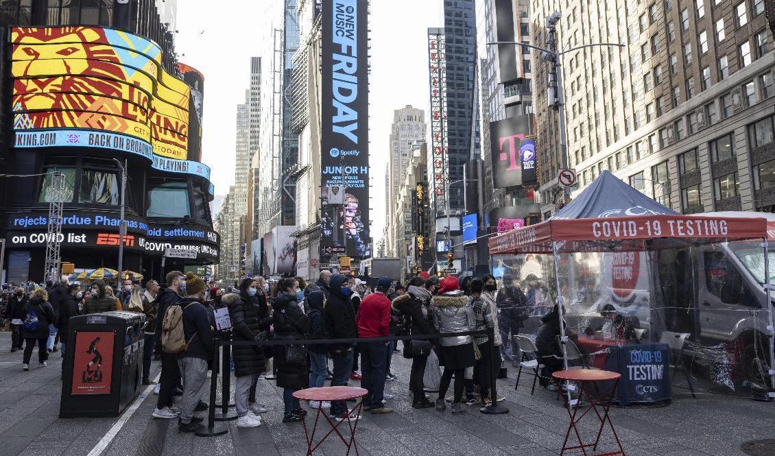 Folk köar för att testa sig vid Times Square i New York. Arkivbild. Foto: Yuki Iwamura/AP/TT