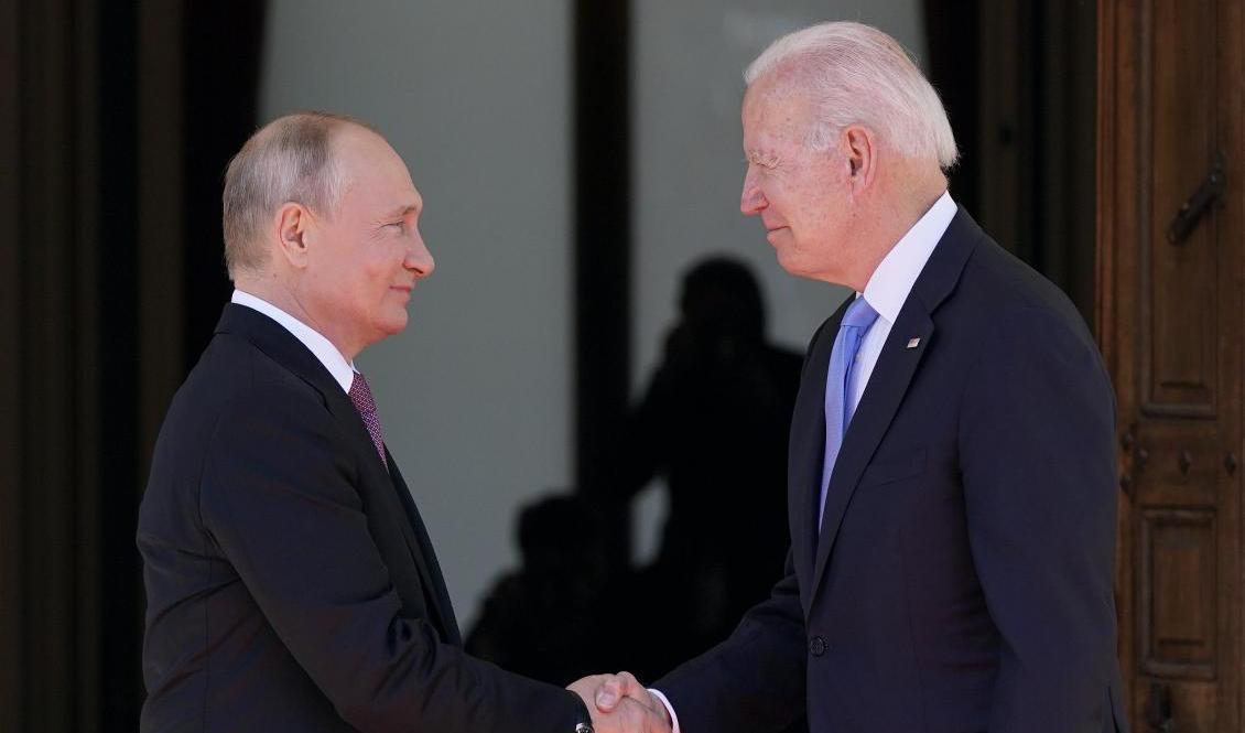 Rysslands president Vladimir Putin och USA president Joe Biden ska pratas vid på telefon. Här skakar de hand under ett möte i Genève i juni. Foto: Patrick Semansky/AP/TT