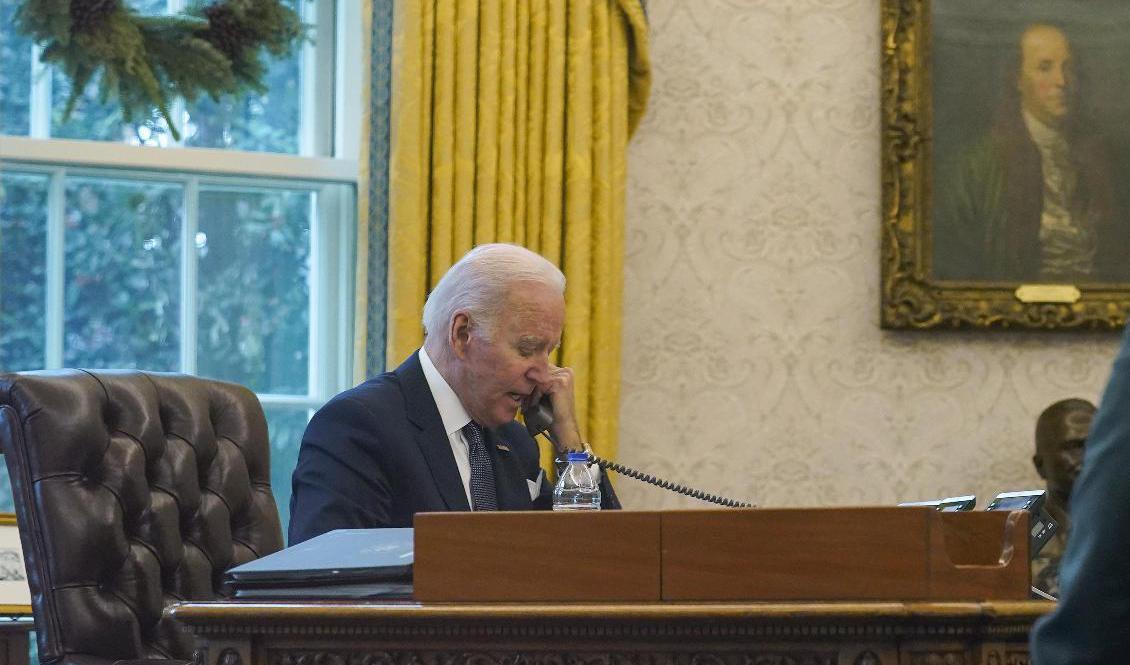 Bild från när USA:s president Joe Biden talade med Ukrainas president Volodymyr Zelenskyj den 9 december i år. Foto: Susan Walsh/AP/TT