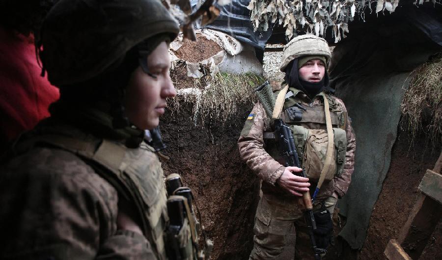 

Ukrainsk militär i en skyttegrav nära frontlinjen mot de av Ryssland understödda separatisterna i regionen Donetsk, 18 december 2021. Foto: Anatolii Stepanov/AFP via Getty Images                                                                                        