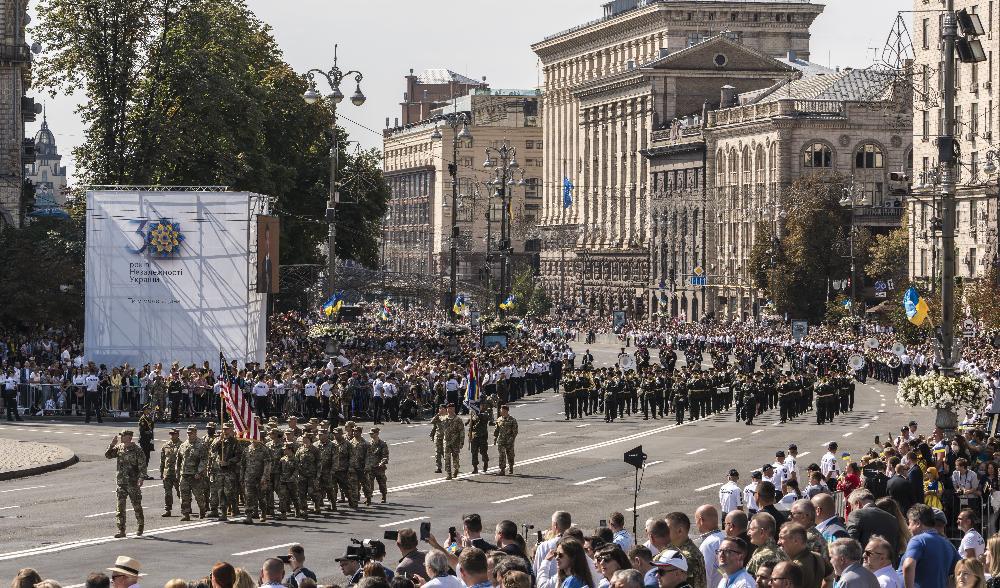 Amerikansk militärer under en parad i Kiev för att fira Ukrainas 30 år av självstyre den 24 augusti 2021. Sammanlagt 40 nationer deltog i ett toppmöte om Krimhalvön, handel och miljö. Foto: Brendan Hoffman/Getty Images