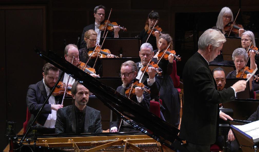 
Kungliga Filharmonikerna framför Grazyna Bacewiczs pianokonsert med världspianisten Peter Jablonski som solist. Foto: Konserthuset Play                                            