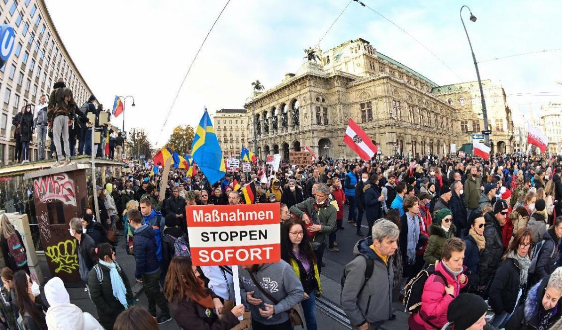 

Demonstrationer mot planerade obligatoriska covid-19-vaccinationer i Österrike, framför operabyggnaden i Wien den 20 november. Foto: Joe Klamar/AFP via Getty Images                                                                                        