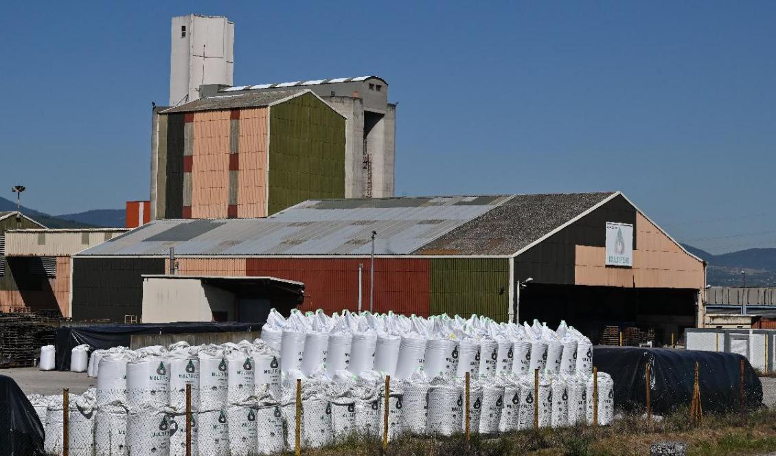 
Säckar med gödningsmedel framför ett lager i Rhone-regionen i Frankrike. Urea är en viktig kemikalie för konstgödsel, och är nu bristvara. Foto: Philippe Desmazes/AFP via Getty Images                                            