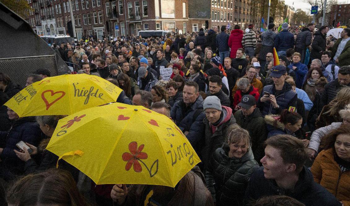 Tusentals demonstrerade mot coronarestriktioner i Amsterdam. Foto: Peter Dejong/AP/TT