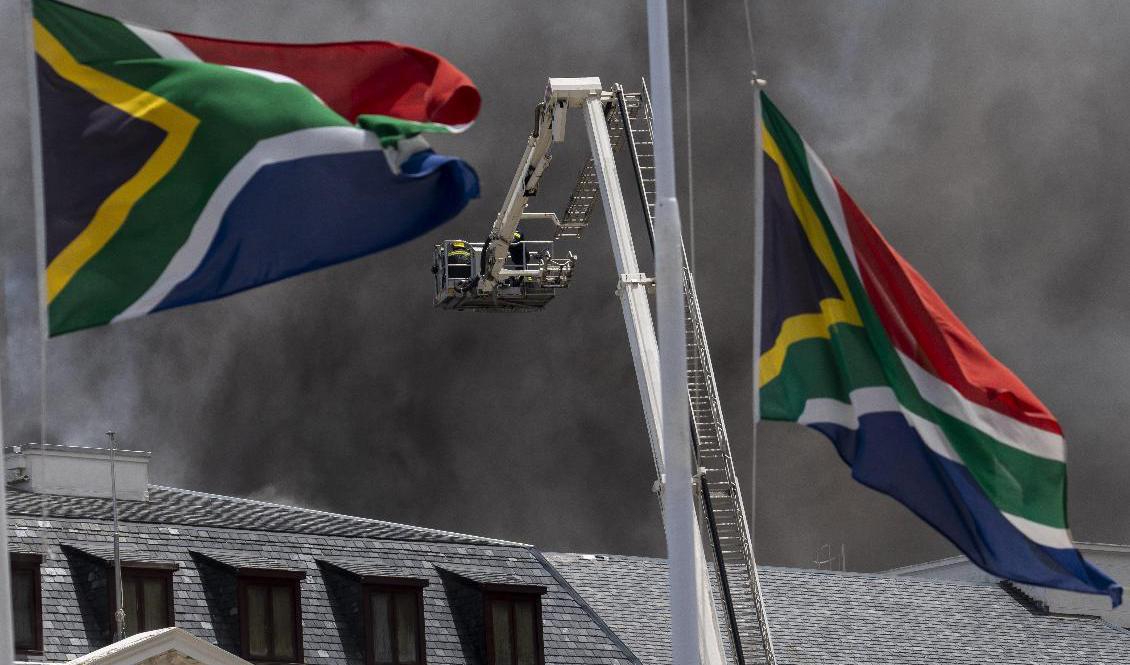 Mörk rök stiger från parlamentet i Kapstaden. Foto: Jerome Delay/AP/TT