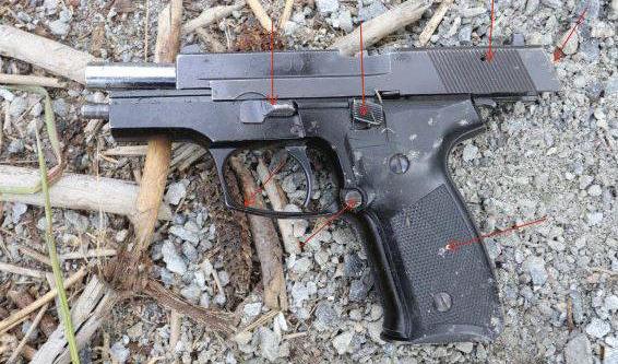 Pistolen som en 16-årig pojke använde vid ett misslyckat beställningsmord i Järfälla i maj förra året. Pojken dömdes till tre års sluten ungdomsvård. "Han e riktif 100gubbe den här ungen bror", skrev en av anstiftarna i telefontjänsten Encrochat kvällen innan mordförsöket. En man i 20-årsåldern sköts med sju skott, men överlevde. Foto: Polisen/TT