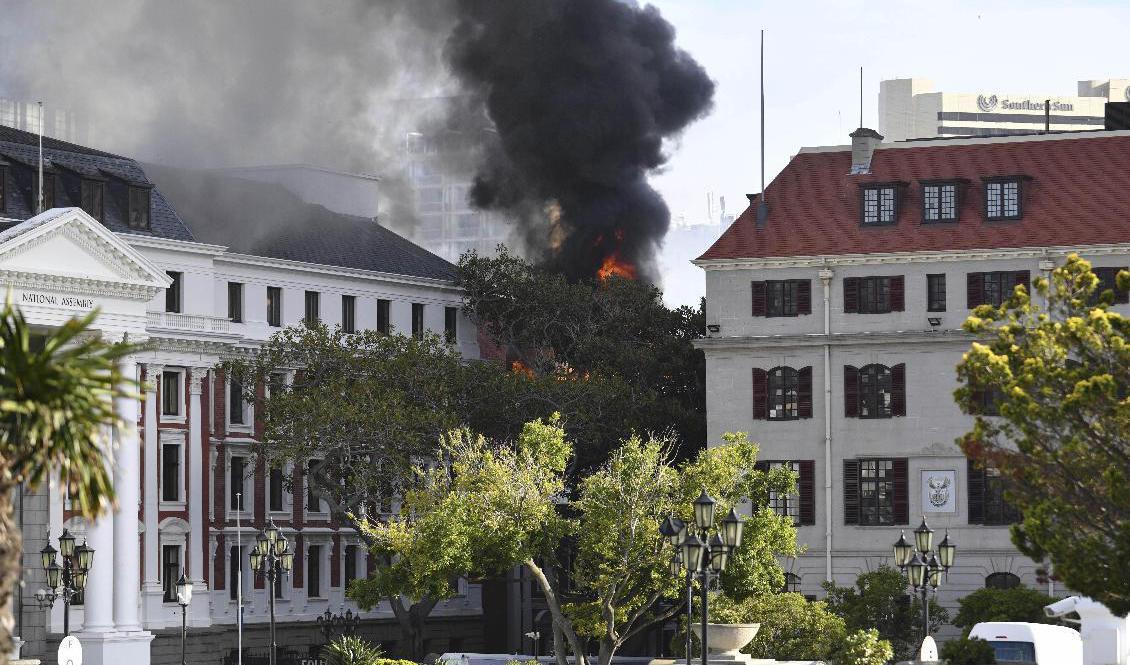 Sydafrikas parlament i Kapstaden har eldhärjats. Fotot togs på söndagen. Foto: Leon Knipe/AP/TT