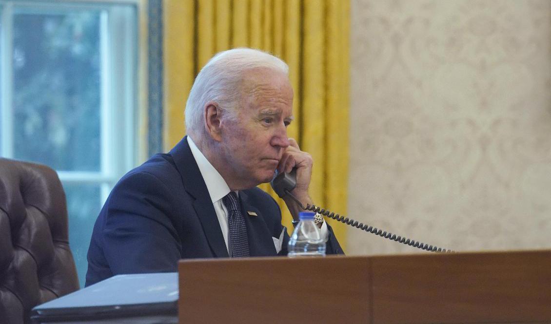 USA:s president Joe Biden har återigen pratat med Ukrainas president Volodymyr Zelenskyj. Bilden togs när de två pratades vid den 9 december 2021. Foto: Susan Walsh/AP/TT
