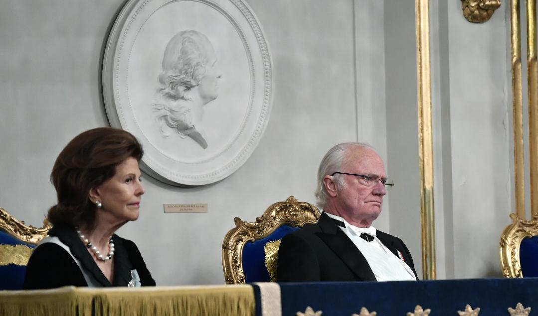 Drottning Silvia och kung Carl Gustaf under Svenska Akademiens årliga högtidssammankomst i Börshuset i december. Foto: Henrik Montgomery/TT