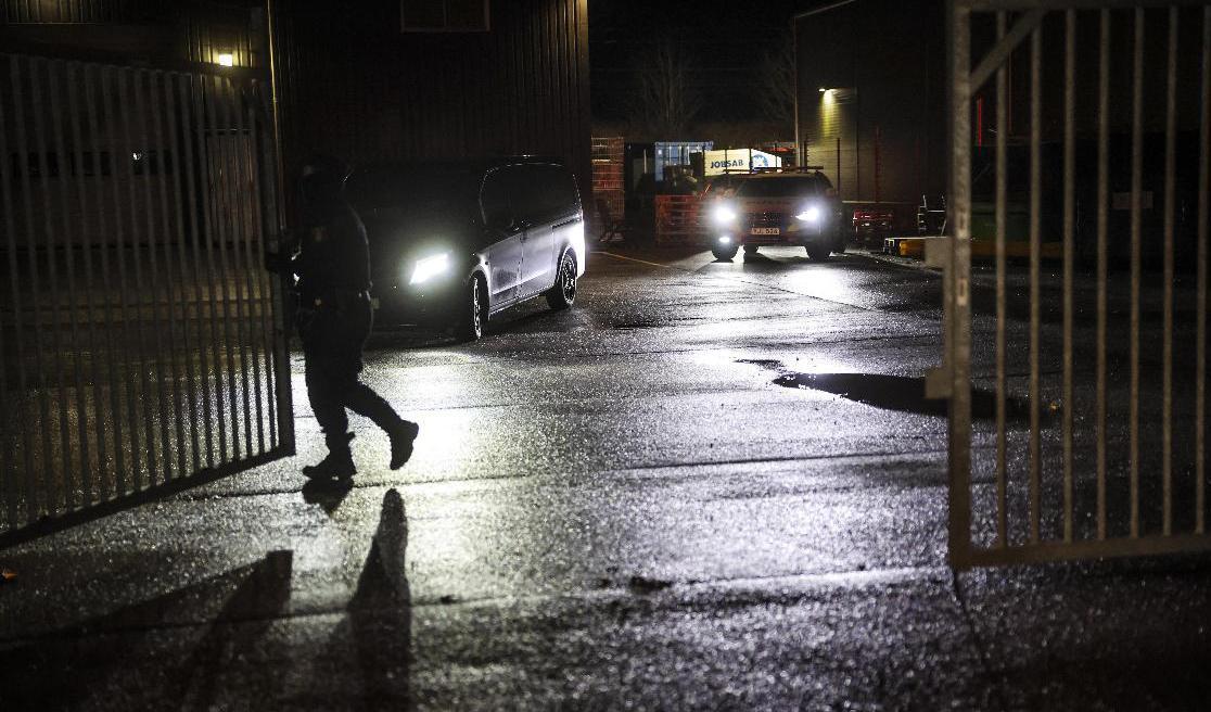 Polis lämnar en industrifastighet i östra utkanten av Landskrona i samband med att en 31-årig kvinna som varit försvunnen sedan den 23 december hittats död. Foto: Andreas Hillergren/TT