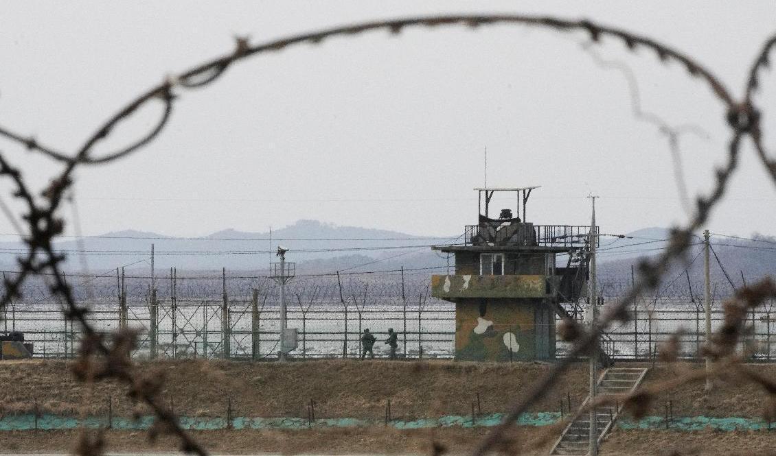 Sydkoreanska soldater patrullerar vid gränsen mot Nordkorea. Foto: Ahn Young-joon/AP/TT