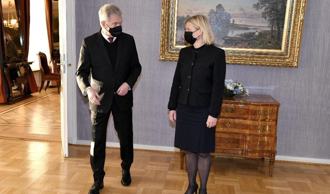Statsminister Magdalena Andersson (S) och Finlands president Sauli Niinistö vid ett möte i presidentpalatset i Helsingfors i början av december. Foto: Heikki Saukkomaa/AP/TT