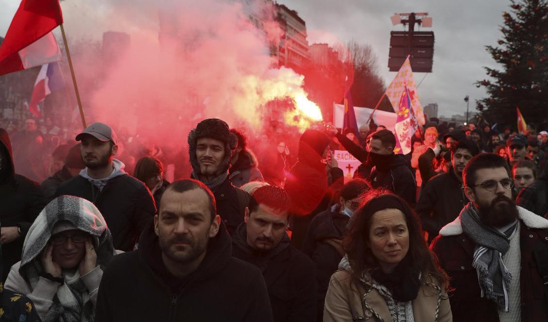 Demonstranter i Paris visar missnöje över föreslagna vaccinregler i Frankrike. Foto: Adrienne Surprenant