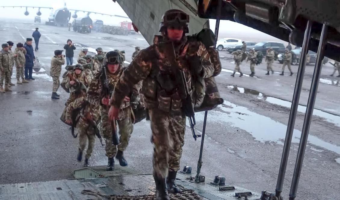 Ryska soldater på väg till Kazakstan. Foto: AP/TT