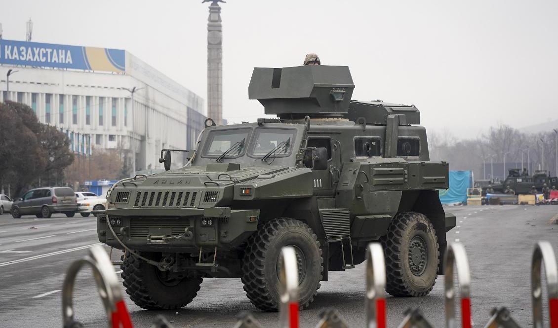 Soldater bevakar torget i Almaty. Foto: Vladimir Tretjakov/AP/TT