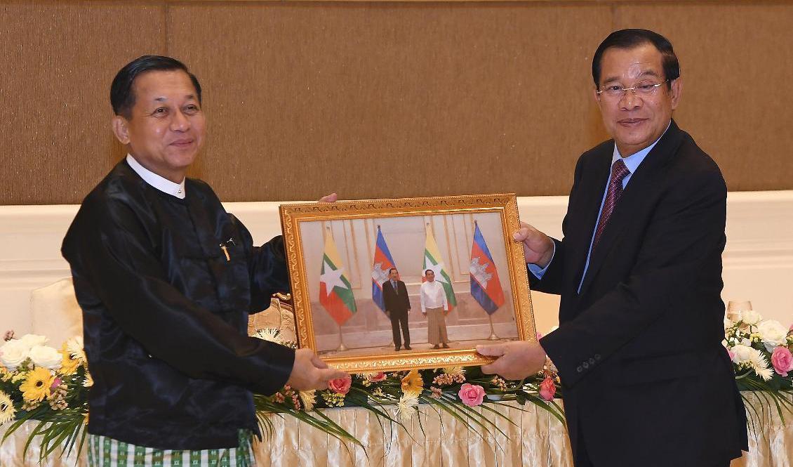 Myanmars ledare general Min Aung Hlaing och Kambodjas premiärminister Hun Sen (till höger). Foto: An Khoun SamAun/National Television of Cambodia/AP/TT