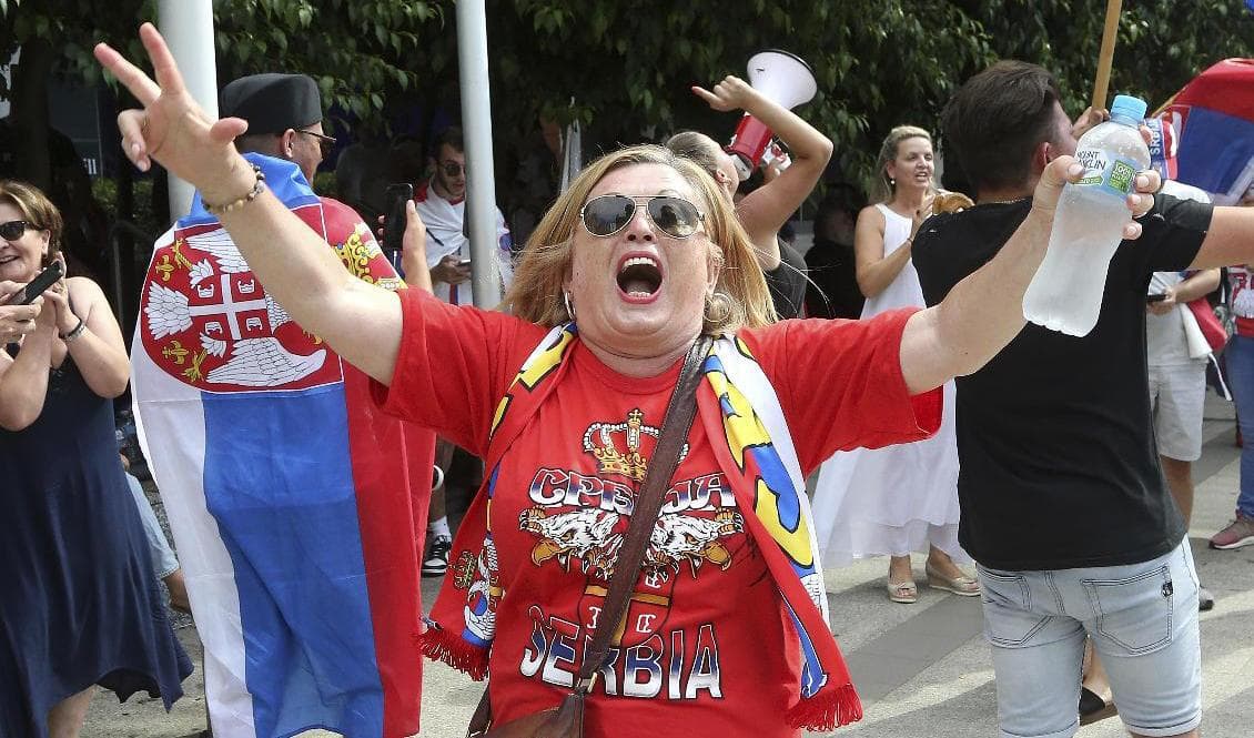 Supportrar till Novak Djokovic som samlats utanför domstolen i Melbourne på måndagen jublar över beskedet. Foto: Hamish Blair/AP//TT