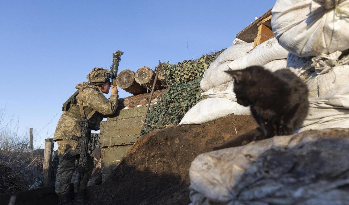 En ukrainsk soldat vid ett skyttevärn i Donetsk i Ukraina. Arkivbild. Foto: Andriy Dubchak/AP/TT