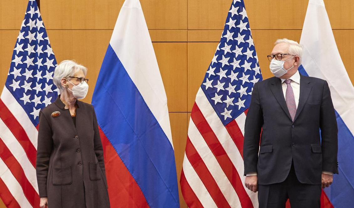 Biträdande utrikesministrarna Wendy Sherman från USA (till vänster) och Sergej Rjabkov från Ryssland (till höger) vid måndagens möte i Genève. Foto: Denis Balibouse/AP/TT