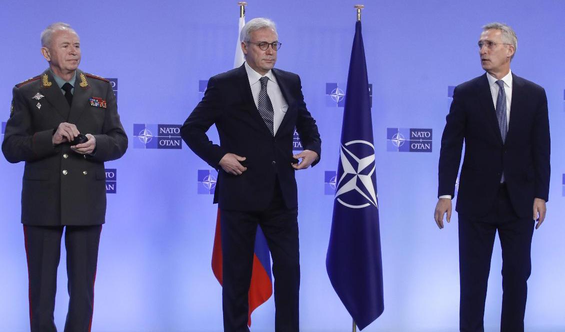 Ryske biträdande försvarsministern Aleksandr Fomin och biträdande utrikesministern Aleksandr Grusjko tillsammans med Natos generalsekreterare Jens Stoltenberg inför onsdagens möte i Bryssel. Foto: Olivier Hoslet/AP/TT