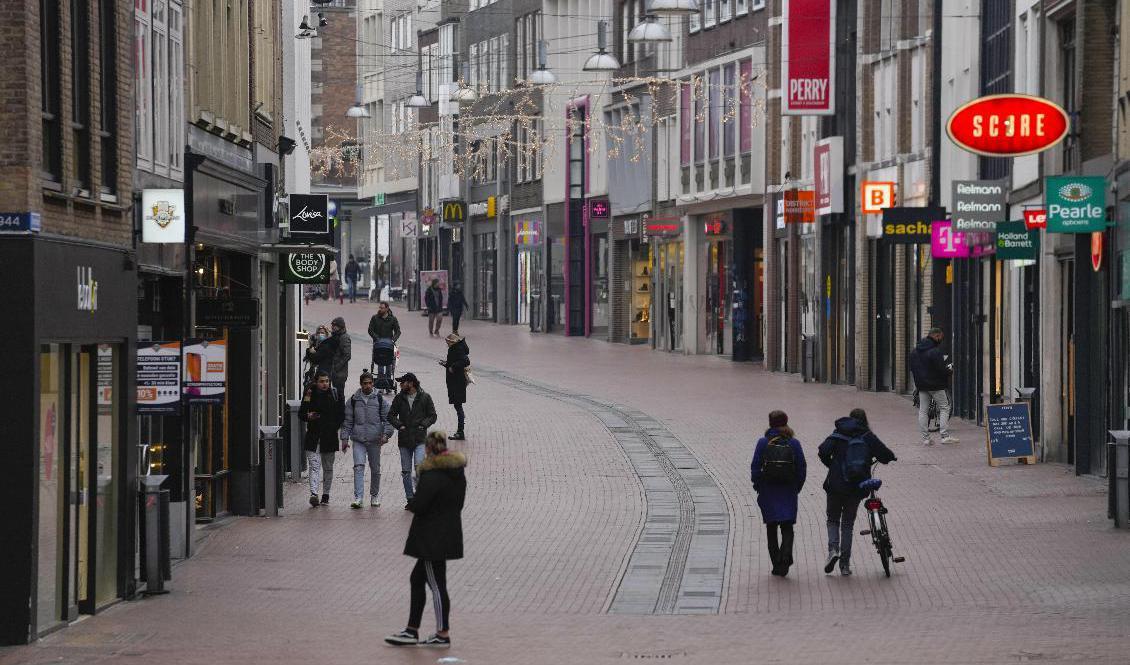 Alla butiker som inte säljer viktiga varor har behövt hålla stängt i Nederländerna sedan före jul, men nu får de öppna igen. Så här såg det ut i centrala Nijmegen på fredagen. Foto: Peter Dejong/AP/TT