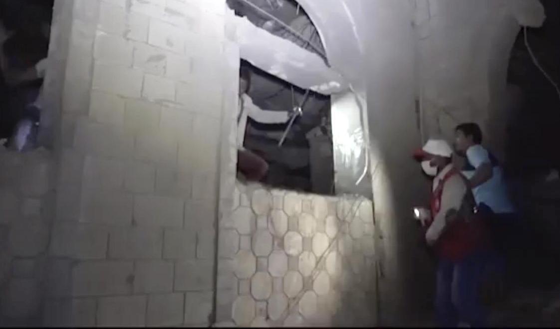 På bilden från i fredags pågår räddningsarbetet efter flygräden mot det jemenitiska telekombolaget i al-Hudaydah. Något senare bombades ett civilt fängelse i Sadaa. Foto: Ansar Allah Media Office via AP/TT