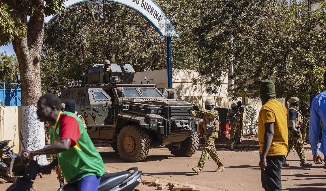 Upproriska soldater står vakt utanför det statliga tv-bolagets högkvarter i Ouagadougou under måndagen. Foto: Sophie Garcia/AP/TT