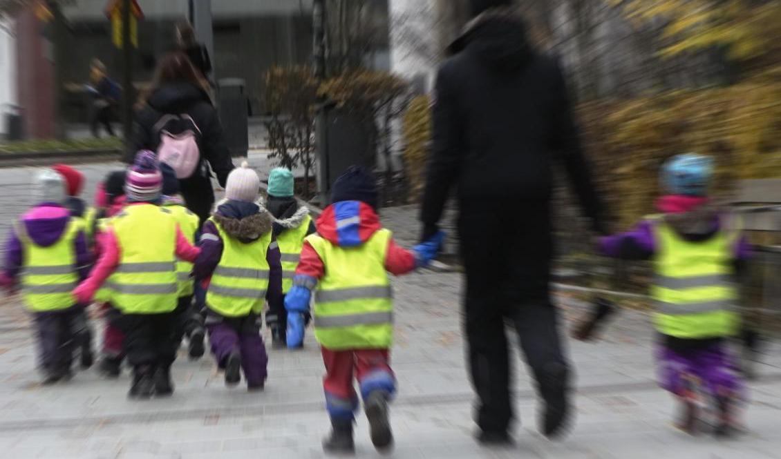 Att barn börjar förskolan föreslås bli kommunens ansvar. Arkivbild. Foto: Hasse Holmberg/TT