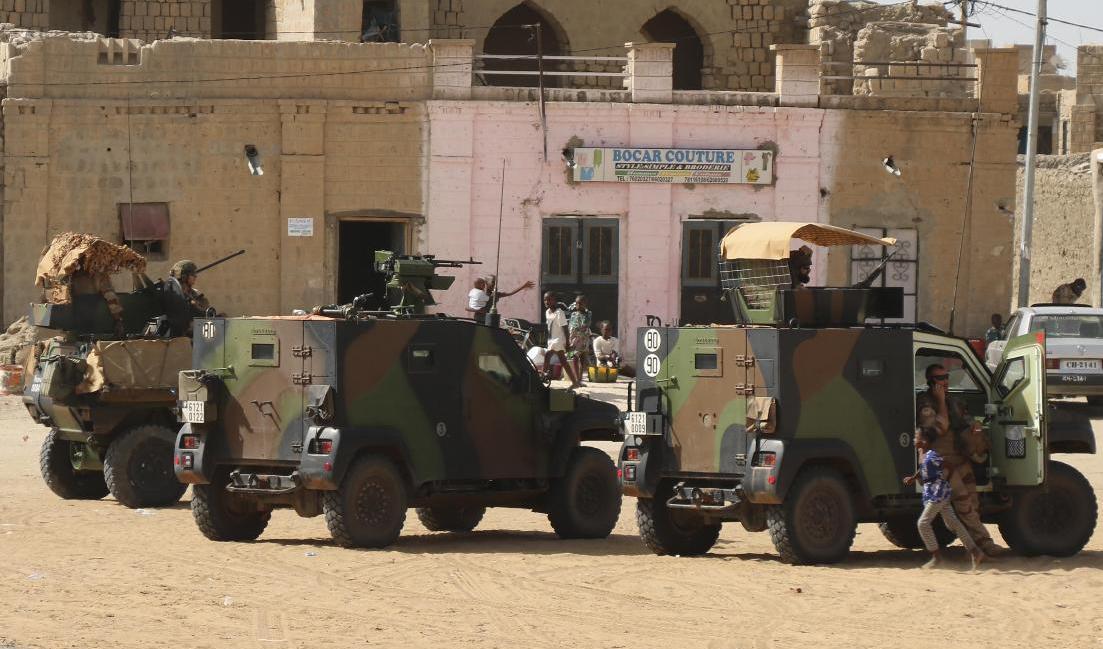 Danmark tar hem militärer från Mali. Här patrullerar franska soldater i samma insats i staden Timbuktu. Arkivbild. Foto: Moulaye Sayah/AP/TT
