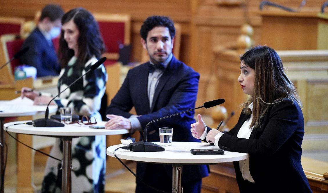 Miljöpartiets språkrör Märta Stenevi (MP), socialförsäkringsminister Ardalan Shekarabi (S) och Vänsterpartiets partiledare Nooshi Dadgostar (V) föreslår mer pengar till de sämst ställda pensionärerna. Foto: Jessica Gow/TT