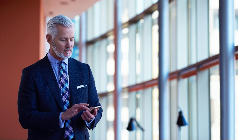 På bank eller advokatbyrå är det tradition att ha kostym som arbetsplagg. Bär du ofta kostym och vill ta ut svängarna lite så gör gärna det med ditt slipsval, som gentlemannen här. Foto: Shutterstock