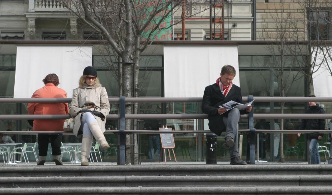 Enligt statistiken känner sig många svenskar ensamma. Vad är det som gör att så många inte känner att de har djupa och meningsfulla relationer? Foto: Ben Molyneux