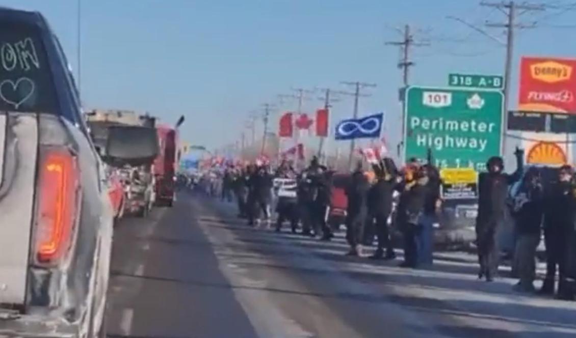 






Människor jublar när en kanadensisk lastbilskonvoj kör förbi. Foto: Skärdump via Twitter.                                                                                                                                                                                                                                                                                                                    
