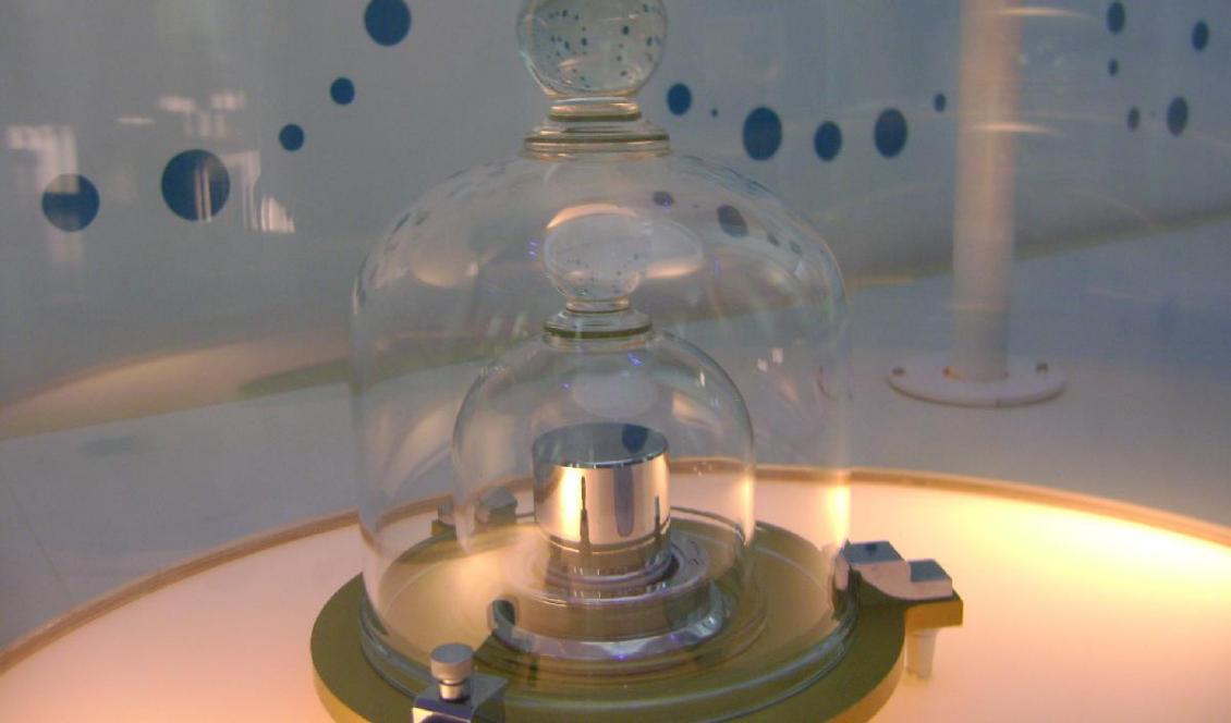 Tidigare använde vi längder som en fot, tider som en dag och vikter som motsvarar en överenskommen viktstandard. Bilden visar en prototyp för kilogram. Foto: Public Domain