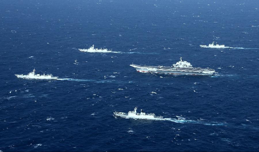 
Det kinesiska hangarfartyget Liaoning (mitten) deltar i en övning 2017. Liaoning har varit i fokus i en korruptionsskandal inom militären.
Foto: STR/AFP via Getty Images                                            