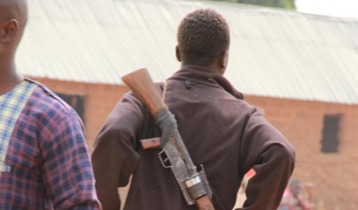 En civil beväpnad vaktpost i den angripna byn Ancha, den 12 januari, dagen efter massakern. Foto: Masara Kim/Epoch Times