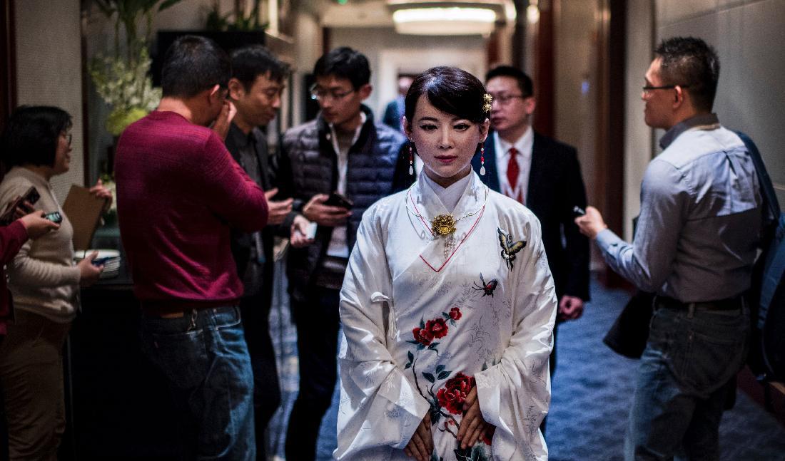 Den människoliknande roboten Jia Jia, skapad av ett ingenjörsteam på University of Science and Technology of China visas på en konserens i Shanghai. Foto: Johannes Eisele/AFP via Getty Images