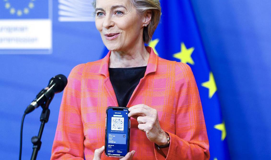 EU-kommissionens ordförande Ursula von der Leyen visar upp EU:s covidcertifikat på sin mobiltelefon. Arkivbild. Foto: Johanna Geron/AP/TT