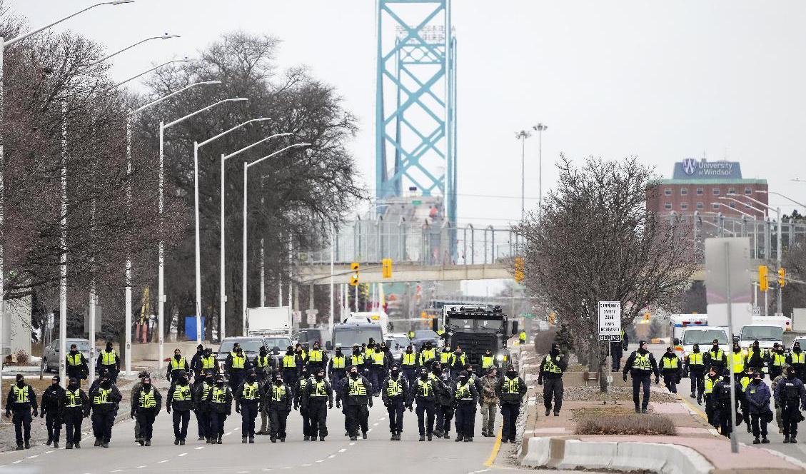 Ambassador Bridge har öppnat för trafik igen efter att ha varit blockerad av demonstranter. Foto: Nathan Denette/AP/TT