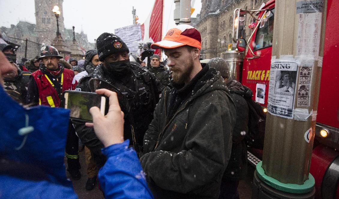 Protesterna i Ottawa har snart pågått i tre veckor. Bild från torsdagen.Foto: Justin Tang/The Canadian Press/AP/TT