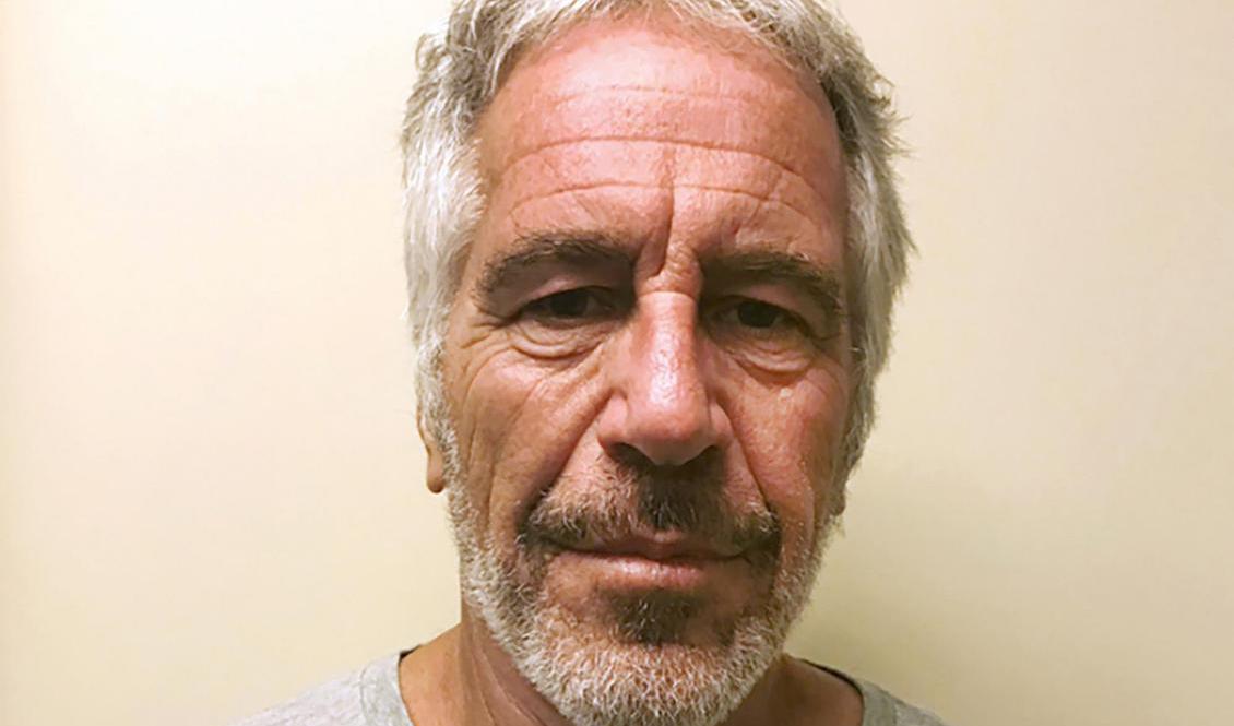 Jeffrey Epstein greps i juli 2019 anklagad för att ha utsatt minderåriga flickor för människohandel, och hittades hängd i sin häktescell i New York månaden därpå. Foto: AP/TT