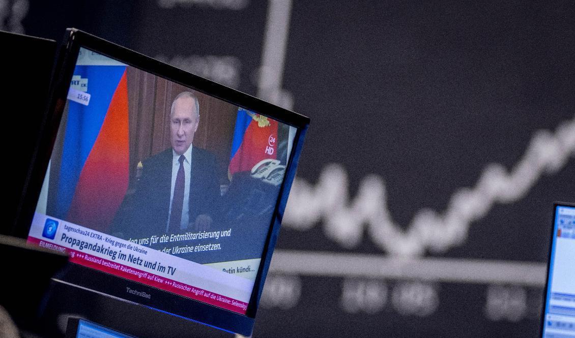 Rysslands president Vladimir Putin på en datorskärm på börsen i Frankfurt. Foto: Michael Probst/AP/TT