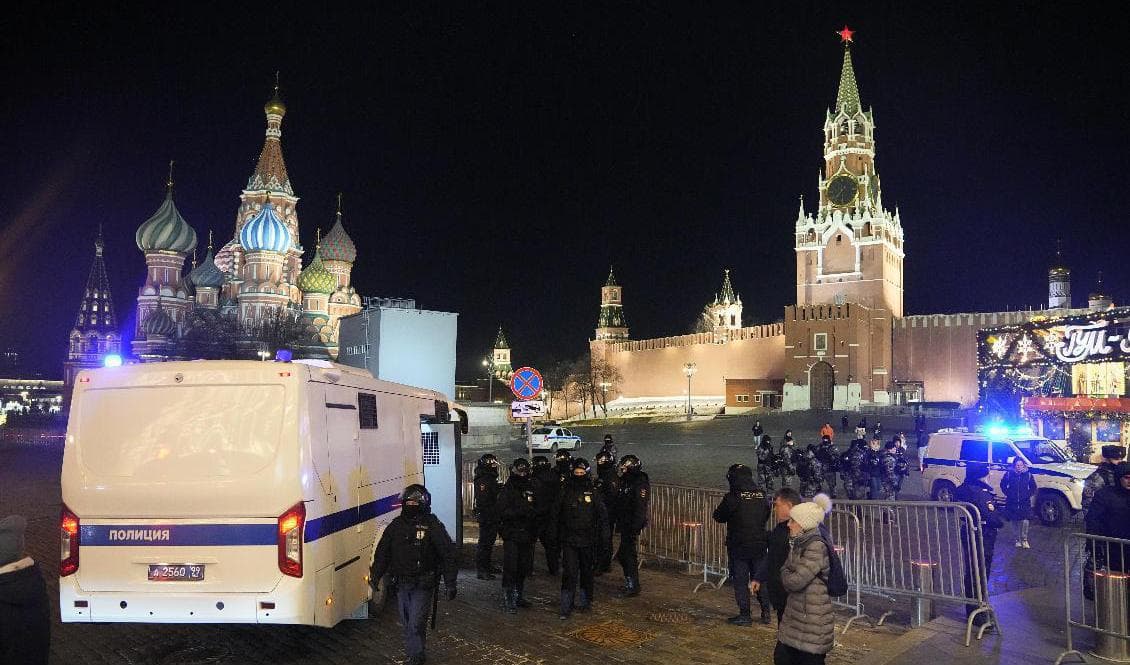 Polis har spärrat av Röda torget i Moskva under måndagskvällen efter protester mot invasionen av Ukraina. Foto: Pavel Golovkin/AP/TT