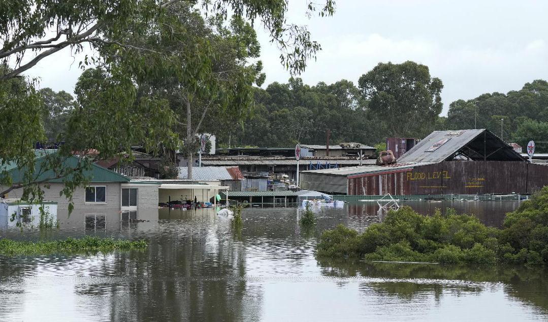 Ett översvämmat Londonderry i utkanten av Sydneyområdet. Foto: Rick Rycroft/AP/TT