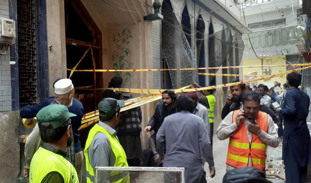Räddningsarbetare har samlats vid moskén där bomben exploderade under fredagsbönen. Foto: Muhammad Sajjad