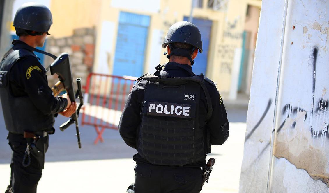 Tunisisk polis letar efter angripare i utkanten av Ben Guerdane 2016. Arkivbild. Foto: Feres Najar/AP/TT