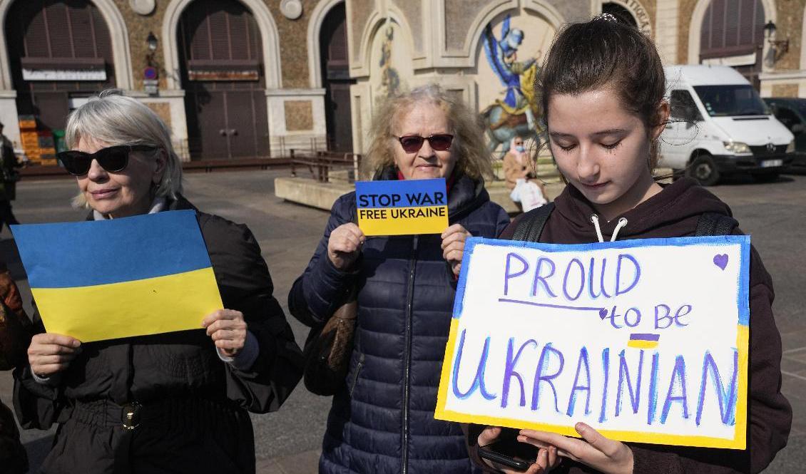 En grupp ukrainska demonstranter utanför slottet i Versailles där EU-ländernas ledare diskuterar Rysslands krig i Ukraina. Foto: Michel Euler/AP/TT