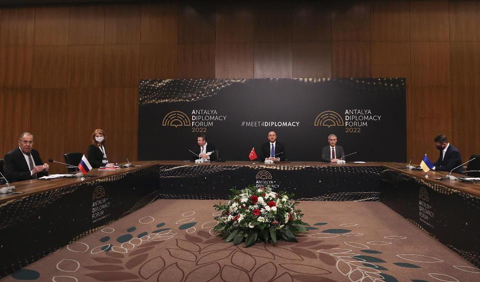 Rysslands utrikesminister Sergej Lavrov, till vänster, och Ukrainas utrikesminister Dmytro Kuleba, till höger, träffas på torsdagen tillsammans med Turkiets utrikesminister Mevlüt Cavusoglu, i mitten av bilden. Alla tre flankerade av två medarbetare. Foto: Cem Ozdel/AP/TT
